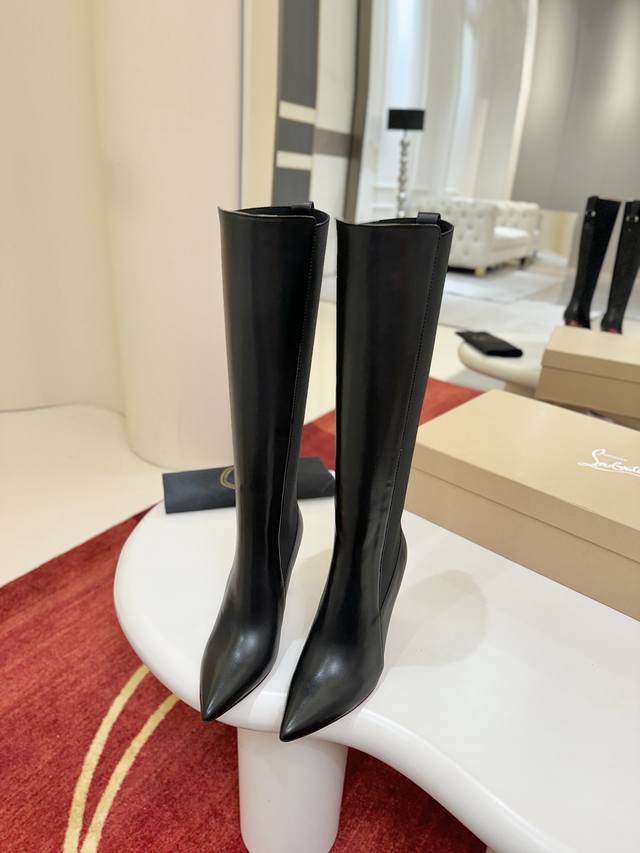Banana Heel Boots W. Condodo's high heels are known for their 100mm sloping hee