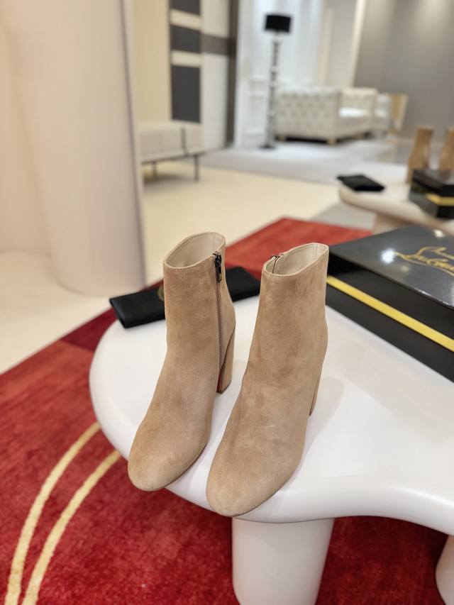 Generation*Level* Jane Booty features a square, 85mm sloping heel, and this ankl