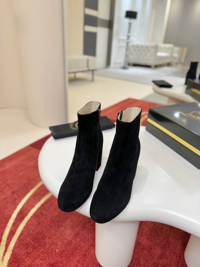 Generation*Level* Jane Booty features a square, 85mm sloping heel, and this ank