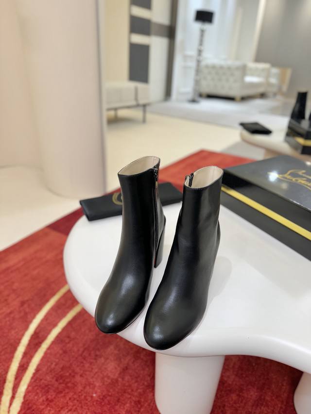 Generation*Level* Jane Booty features a square, 85mm sloping heel, and this ankl