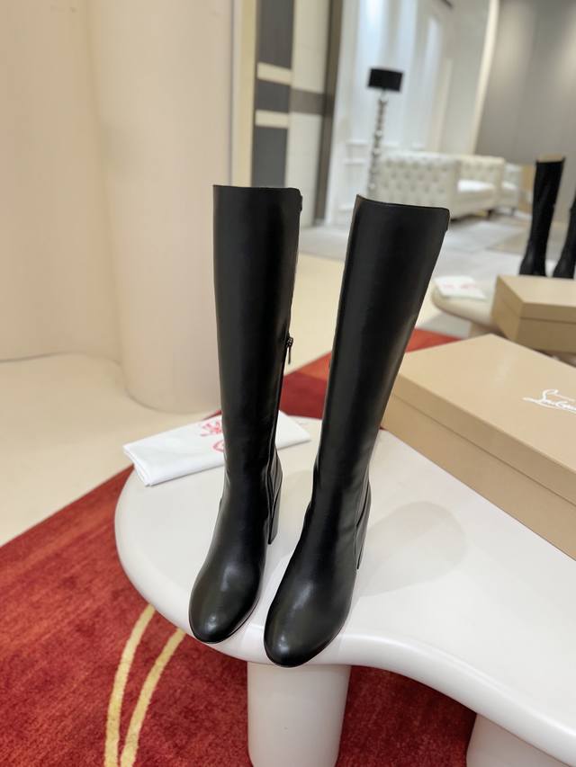 Generation*Level* Jane Booty features a square, 85mm sloping heel, and this ankl