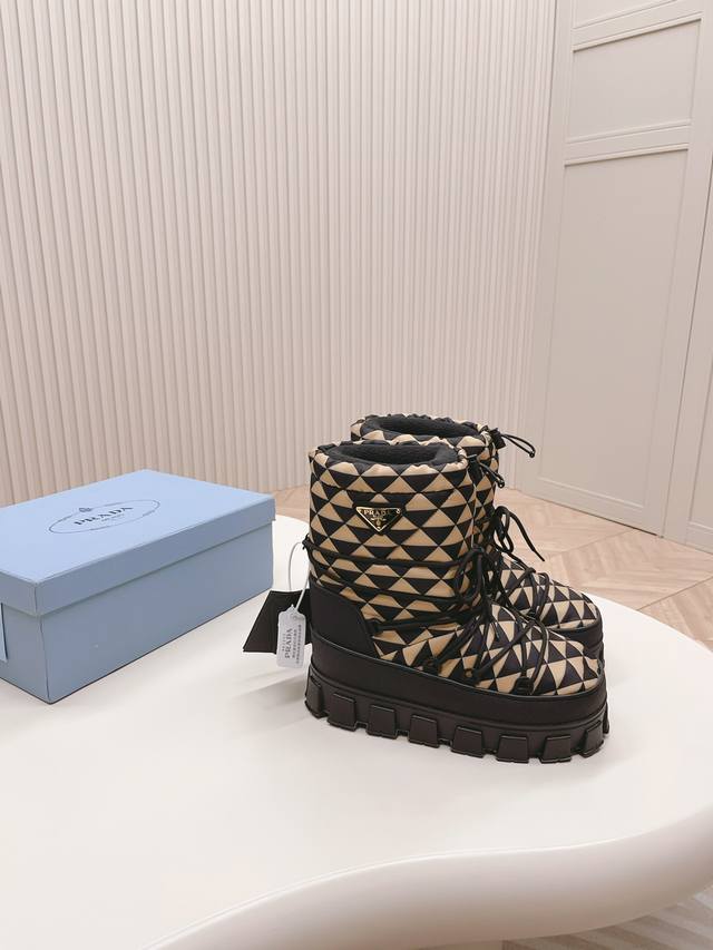 Factory Price (pp): Latest Prada Snow Boots Enameled Triangular Metal Logo Boot