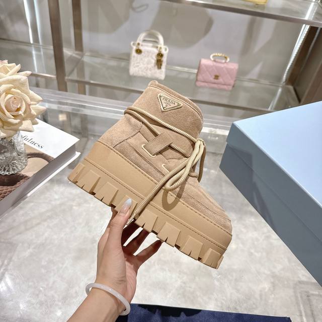 Factory Price (pp): Latest Prada Snow Boots Enameled Triangular Metal Logo Boot