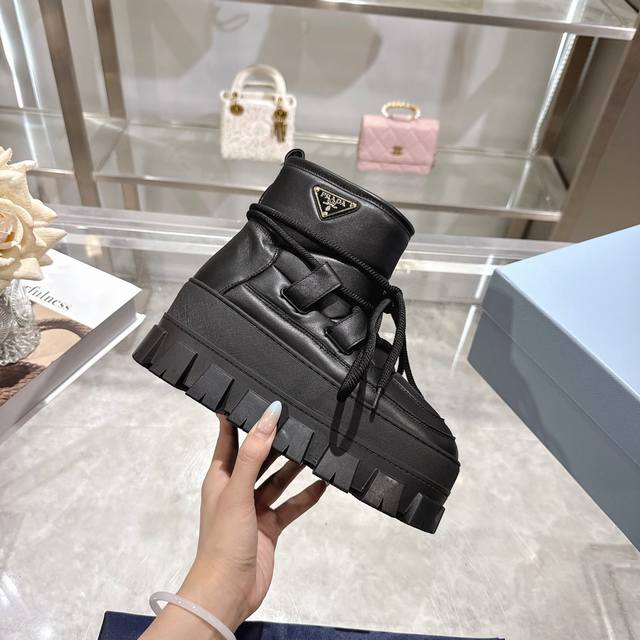 Factory Price (pp): Latest Prada Snow Boots Enameled Triangular Metal Logo Boot