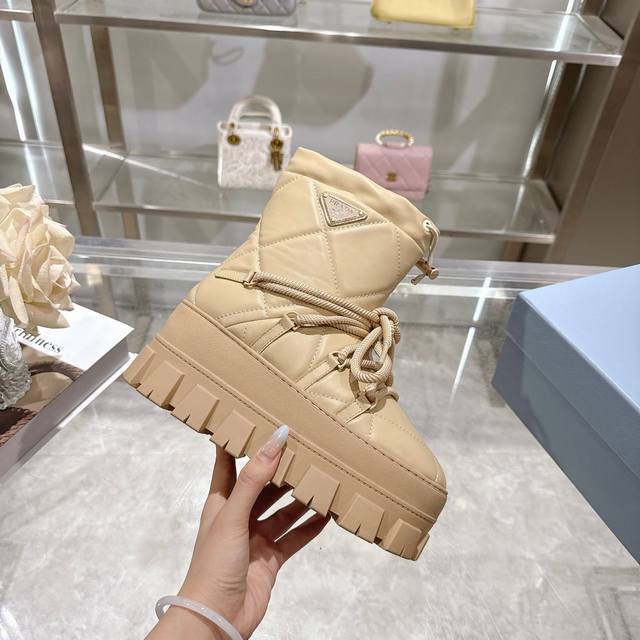 Factory Price (pp): Latest Prada Snow Boots Enameled Triangular Metal Logo Boot