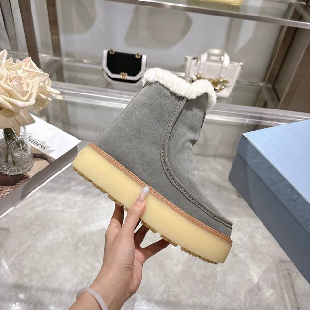 Factory Price (pp): Latest Prada Snow Boots Enameled Triangular Metal Logo Boot
