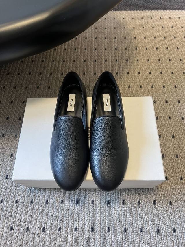 Totem* 25Ss New Deep-Mouth Flat Mules Designed with a square toe and slip-on sty