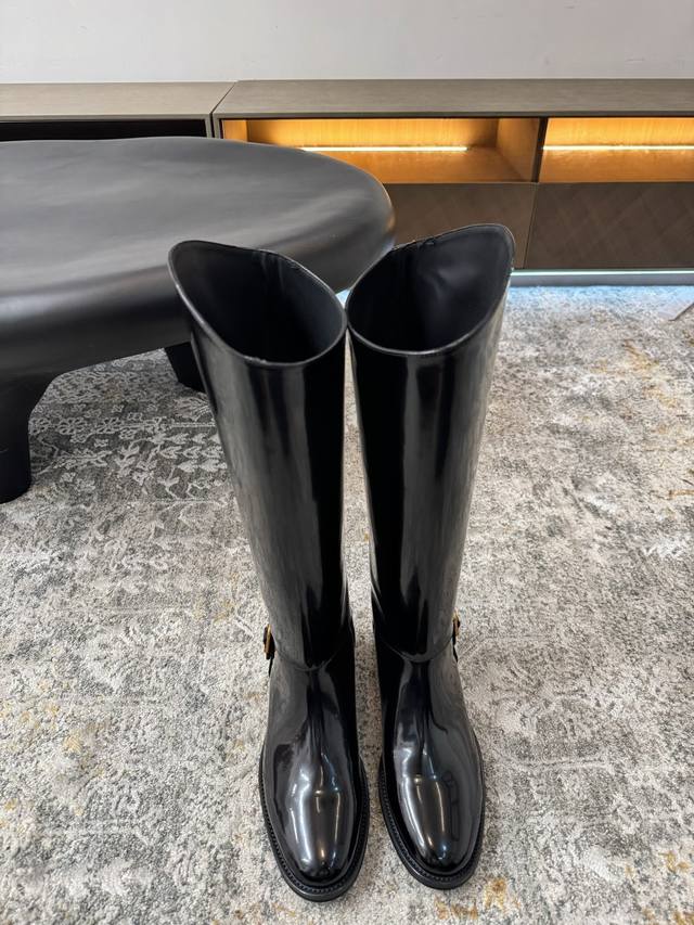 Autumn/Winter New Arrival Patent Leather Outer Material, Cowhide Lining, Rubber