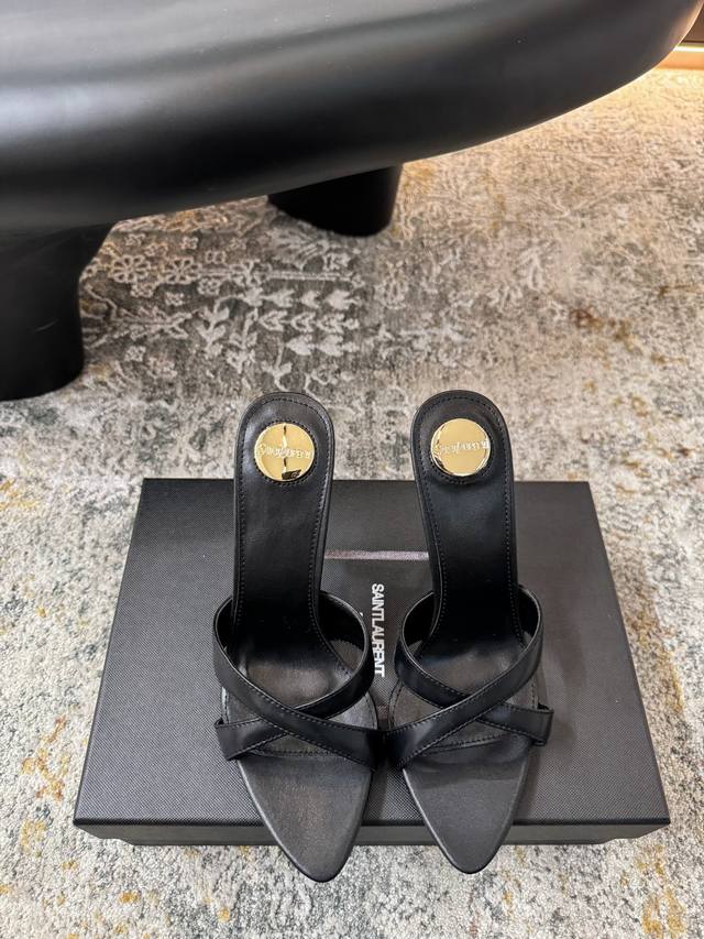 2 New Arrival! Who can resist YSL high heels? Known as a magic weapon for attrac