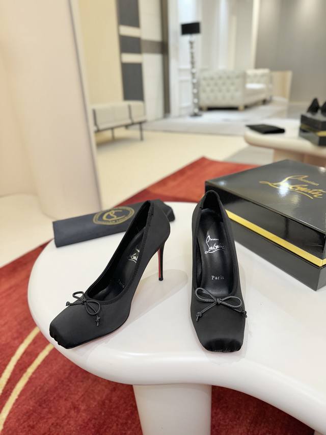 Ballet Shoes W. The striking elegance of the Cassia Nodo heels is inspired by ba