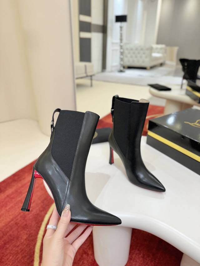Banana Heel Ankle Boots W. Condodo low-heeled boots with a pointed toe reminisc