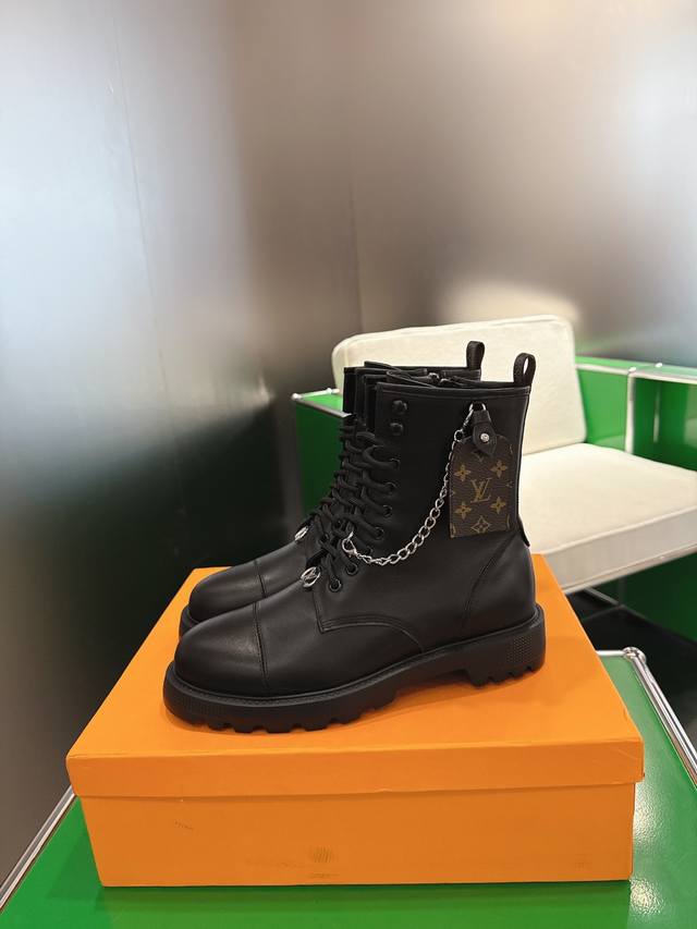 Louis Vuitton 2025 Fall/Winter High-End Custom Design, a classic piece worn by n