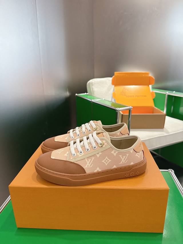 K007 Louis Vuitton Lagoon Sneakers Beige Canvas with Cat Charm This season's Lou