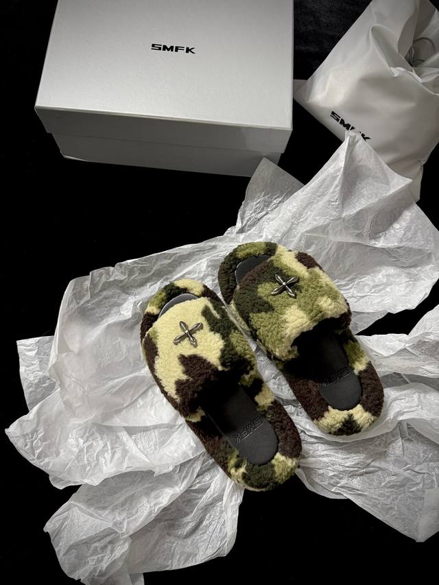 Smf* Item These camouflage plush mops perfectly blend street style and laid-back