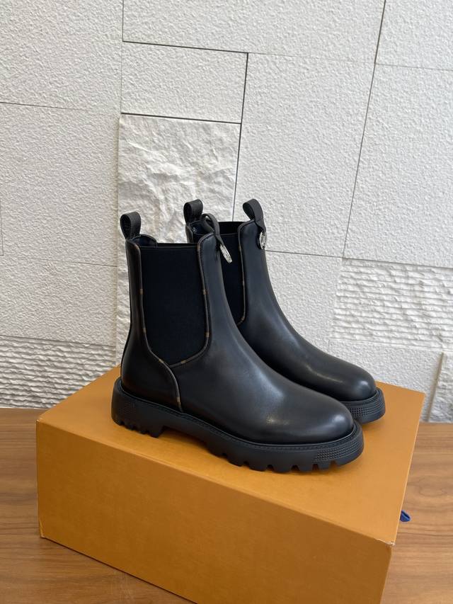 Top-tier version: Louis Vuitton 2025 Fall/Winter Squad Chelsea Ankle Boots This