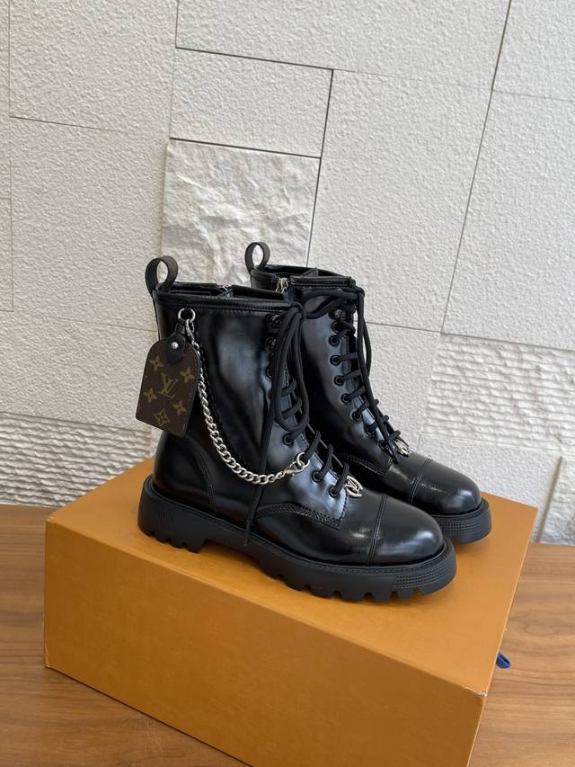 Top-tier version: Louis Vuitton 2025 Fall/Winter New District Ranger Ankle Boots