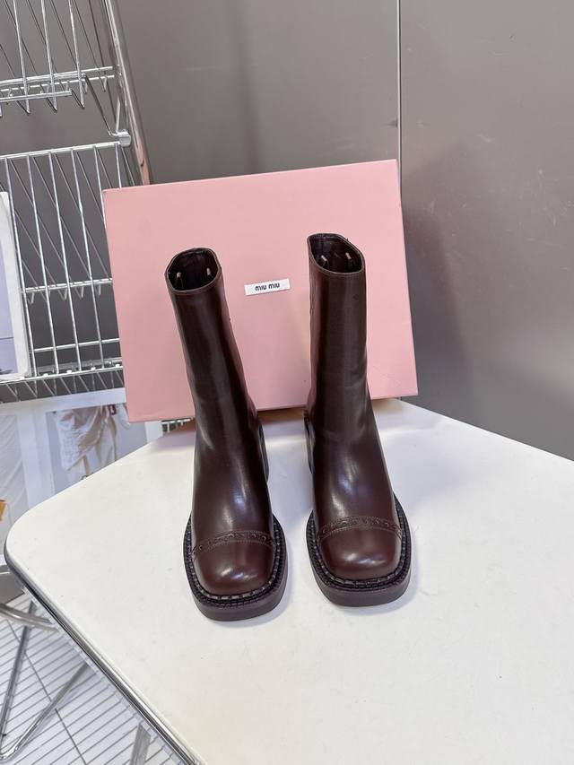 Miumiu's latest autumn/winter retro leather ankle boots Many celebrities and fas