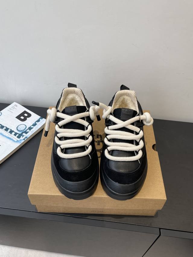 Men's 10 Ugg Autumn/Winter New Snow Boots. The upper is made of soft and luxuri