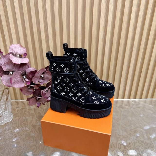 High-quality replica Louis Vuitton classic high-heeled Martin boots, sand boot