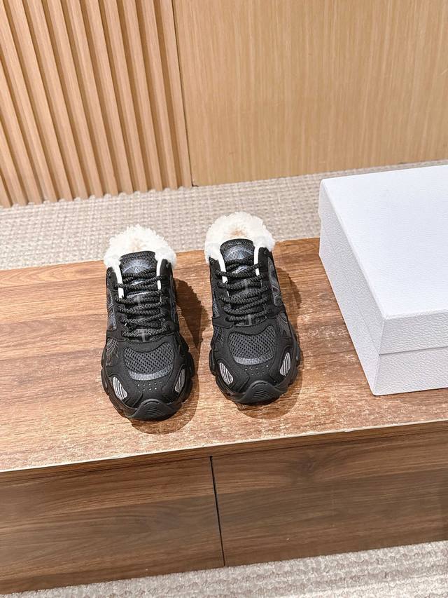Dior's new plush chunky sneakers (DDD) feature a chunky sneaker silhouette, comb