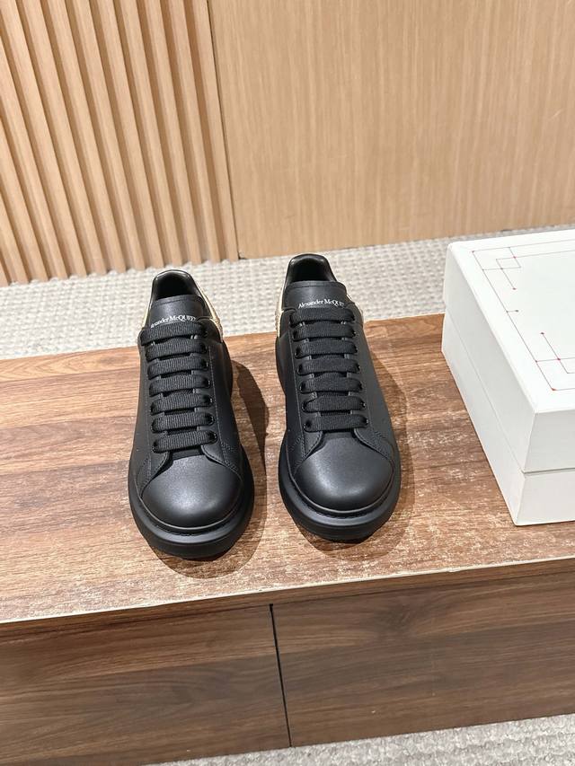 Men's +10 Gold Diamond Black Leather# McQueen is undoubtedly the king of classic