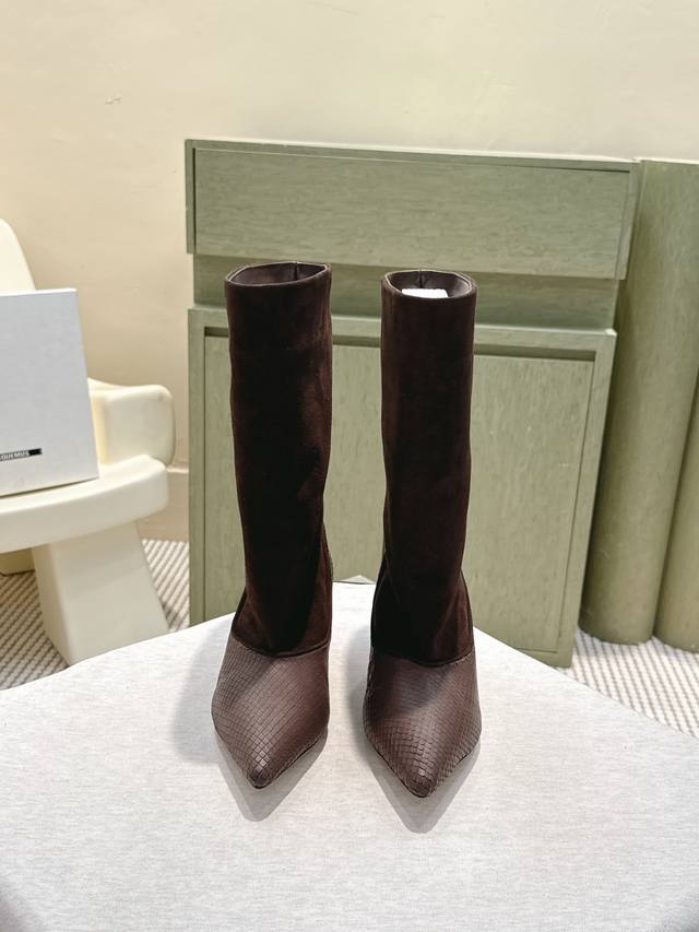 Retail-grade Jacquemus black pointed-toe ankle boots, patent leather and suede c