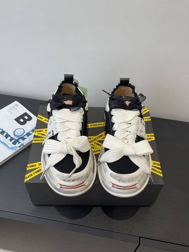 Couple Style Smilerepublic Open Smile Canvas Shoes A very popular canvas shoe r