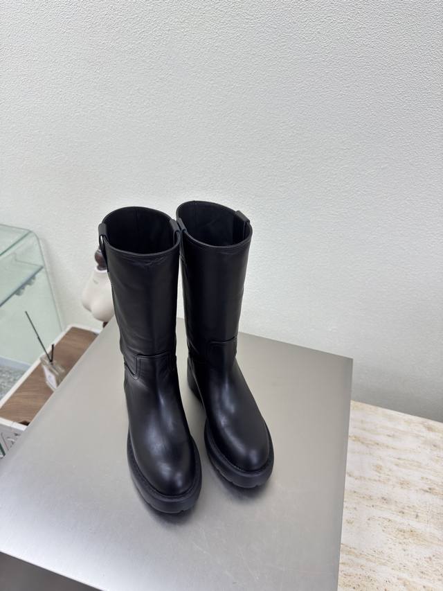 Miu'miu Platform Loafers Black calfskin with 3D metal logo Platform design Miu'm