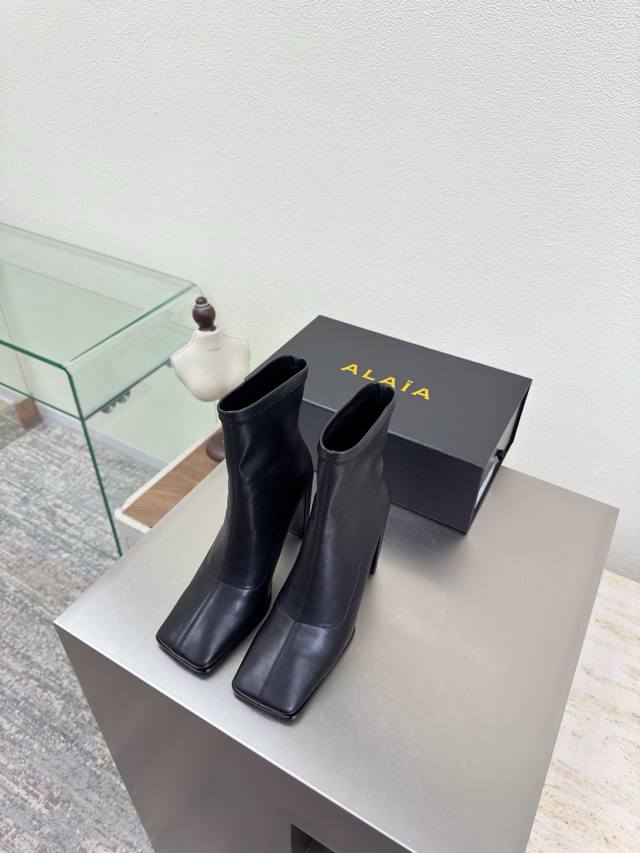 Slip-on stretch boots, made of high-quality fabric with a square toe and a 9cm