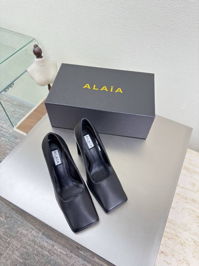 Horsehair material, square toe, 9cm heel, Alaia shoes. Love at first sight from