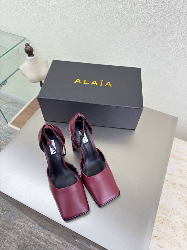 Square-toe open-toe shoes, 9cm high heels, Alaia DDD. Love at first sight from