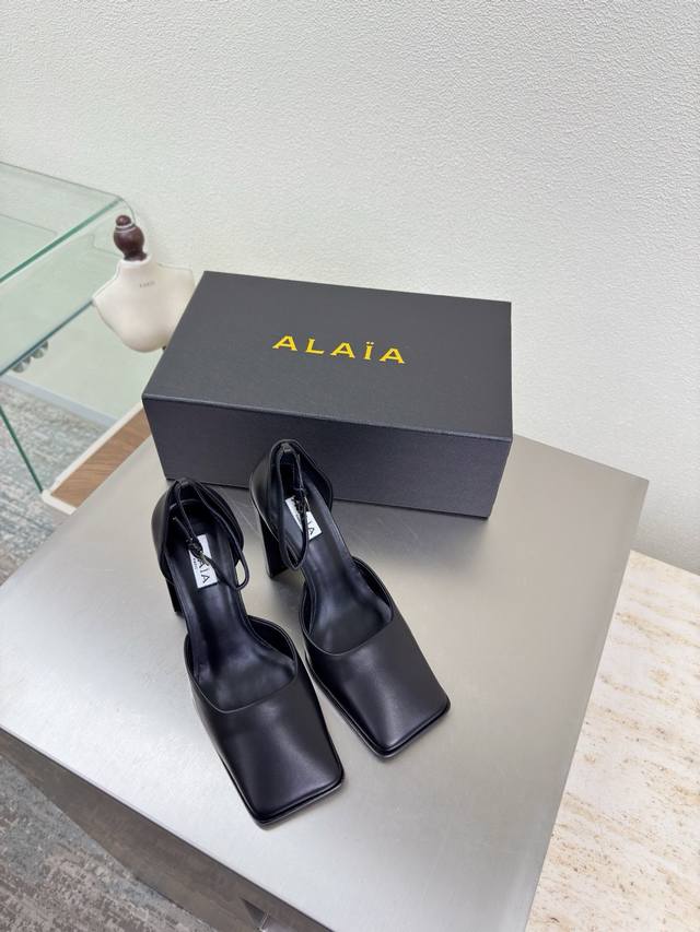 Square-toe open-toe shoes, 9cm high heels, Alaia From Paris, love at first sigh