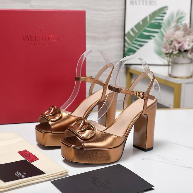 Top-tier replica Valentino newcomer style! 2025Ss latest metal logo high-heeled