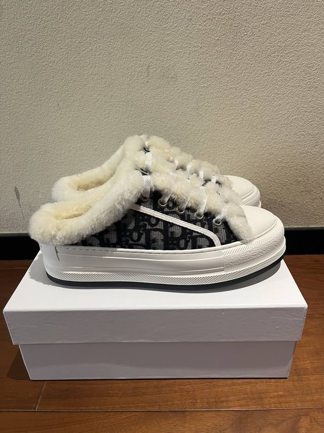 Dior Half-Slipper Genuine Wool Embroidered Fur Slippers are now available! Dior