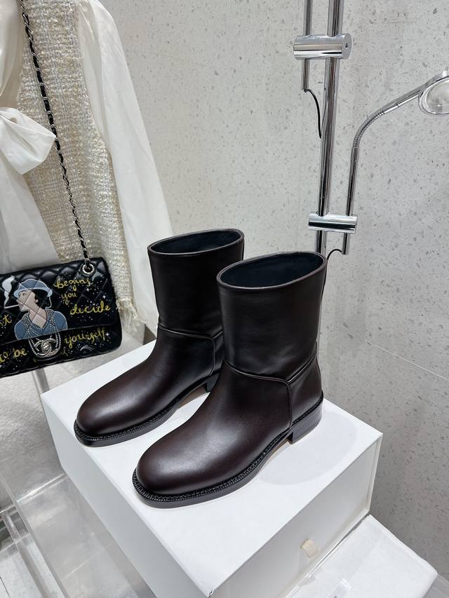 Factory Direct Therow's new autumn/winter ankle boots have never lost in terms