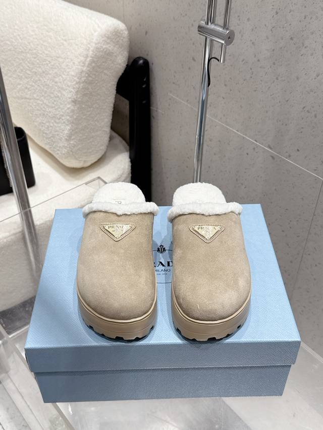 Factory Direct Prada Autumn/Winter New Thick-Soled Closed-Toe Furry Slippers, L