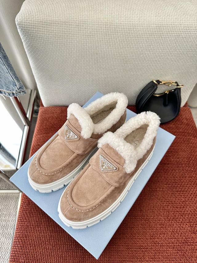 Dongguan-made *Triangle logo thick-soled lamb wool sneakers