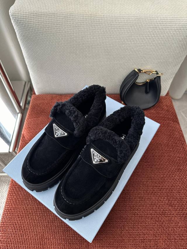 Dongguan-made *Triangle logo thick-soled lamb wool sneakers