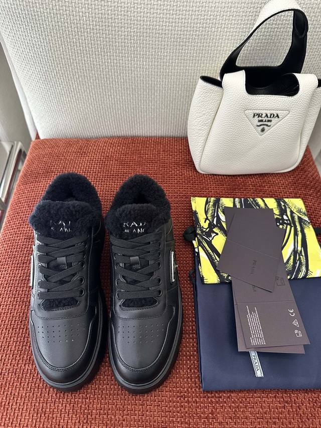 Dongguan-made *Triangle logo leather and lamb wool sneakers