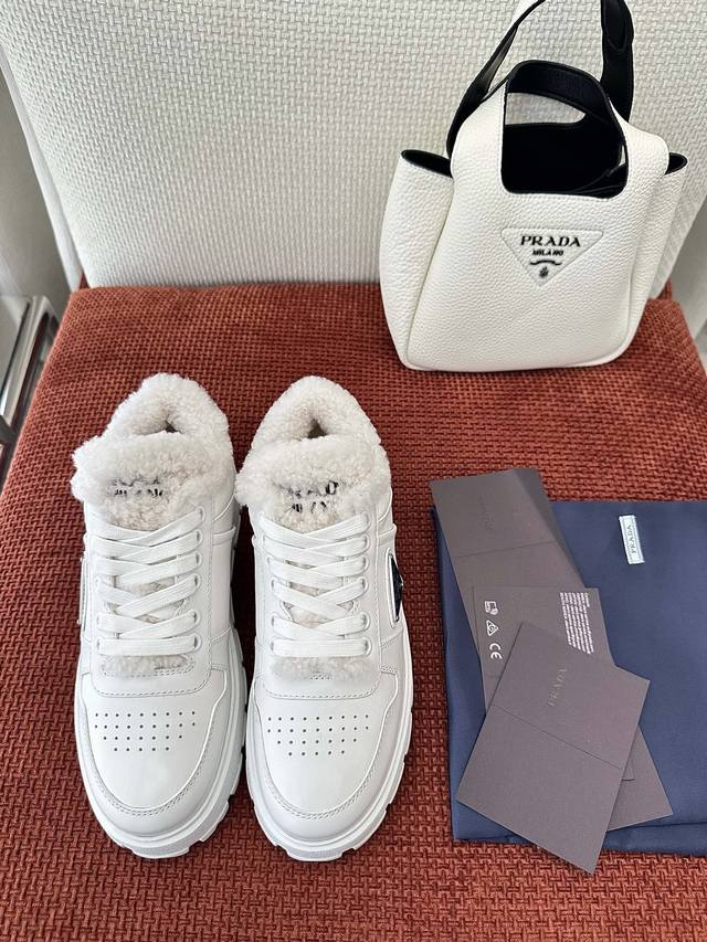 Dongguan-made *Triangle logo leather and lamb wool sneakers