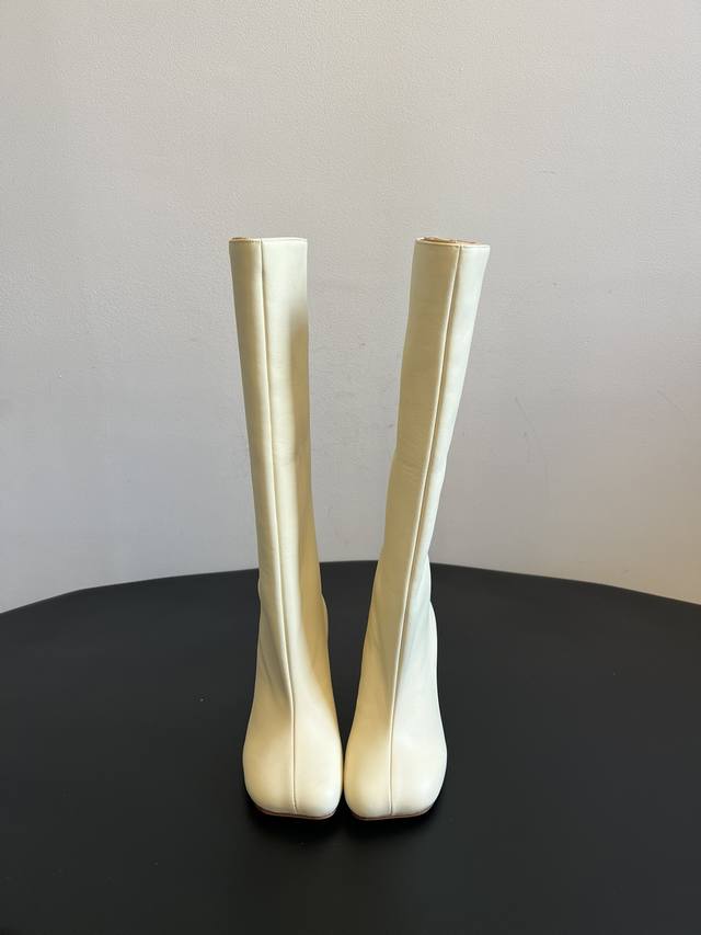 Top Quality Maison Margiel* Tall Leather Horseshoe Boots. The upper is made of p