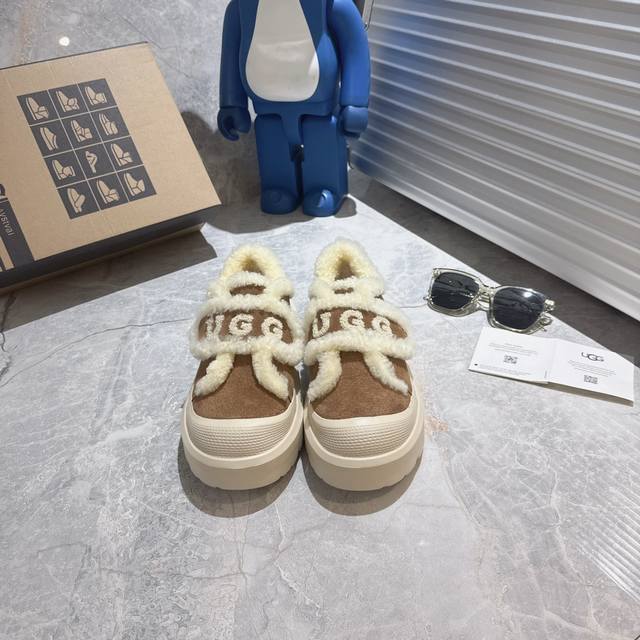 Autumn/Winter Cutie Attack! These Ugg furry shoes have me completely captivated!