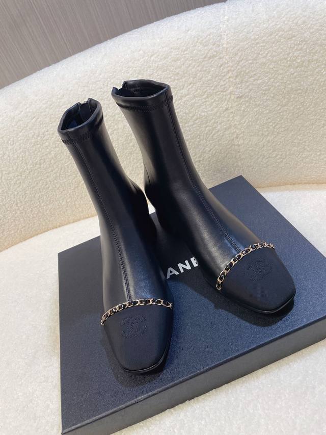 Chanel ankle boots, a super classic and versatile style, a favorite height-enhan