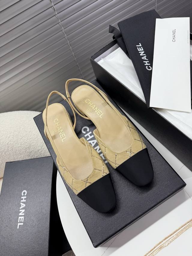 Chanel quilted rhinestone sandals, open-toe chunky heel sandals~~ Fashion runway