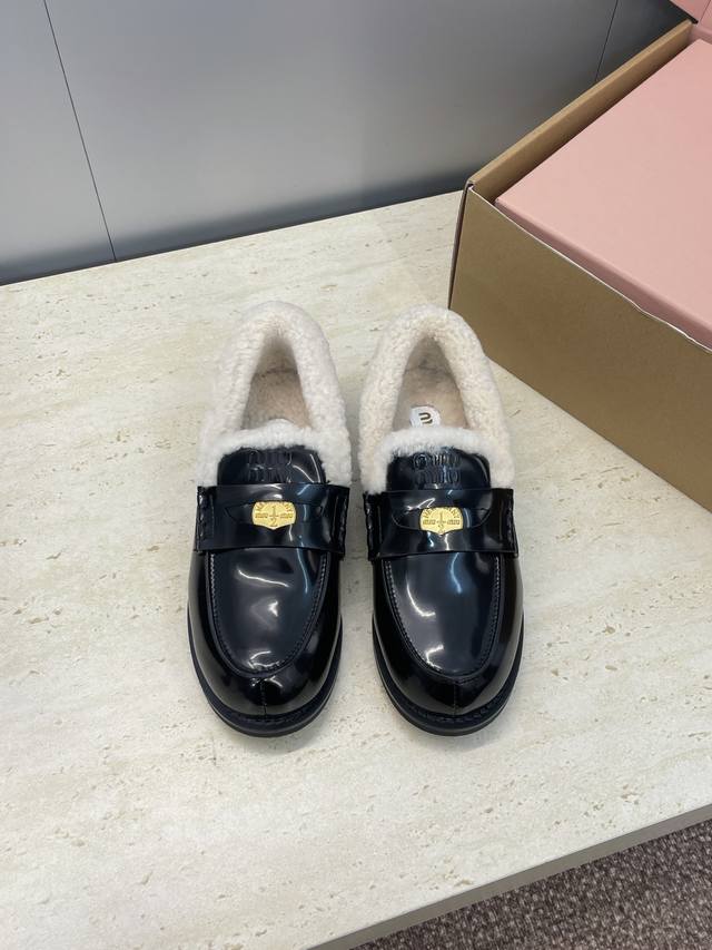 Factory direct price, comes with a full set of airplane box. Miumiu 2025 Autumn