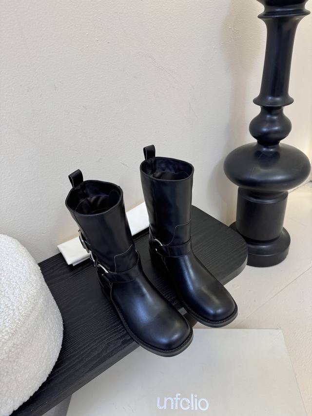 Unfoli* 25Ss Autumn/Winter New Metal Buckle Western Cowboy Boots These boots fea