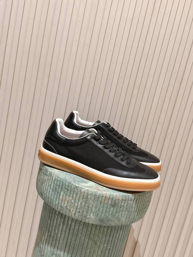 Top-quality women's and men's shoes (retail purchase level): Loro Piana's old-fa