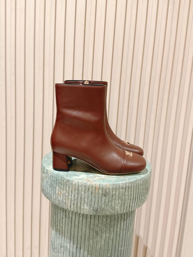 Retailer Grade: Louis Vuitton trendy lace-up ankle boots, a new style worn by ce