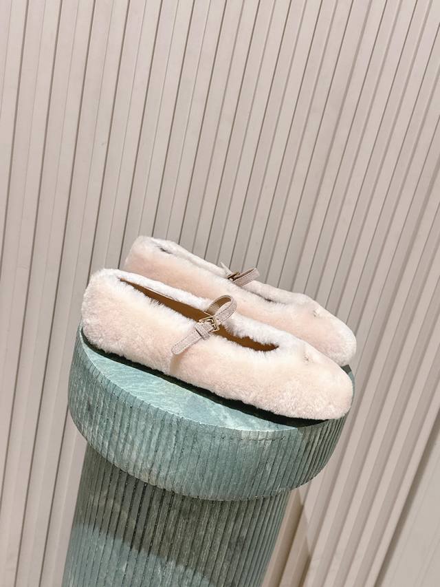 Top-tier version: Prada's fluffy series So cute! The curly wool is adorable and