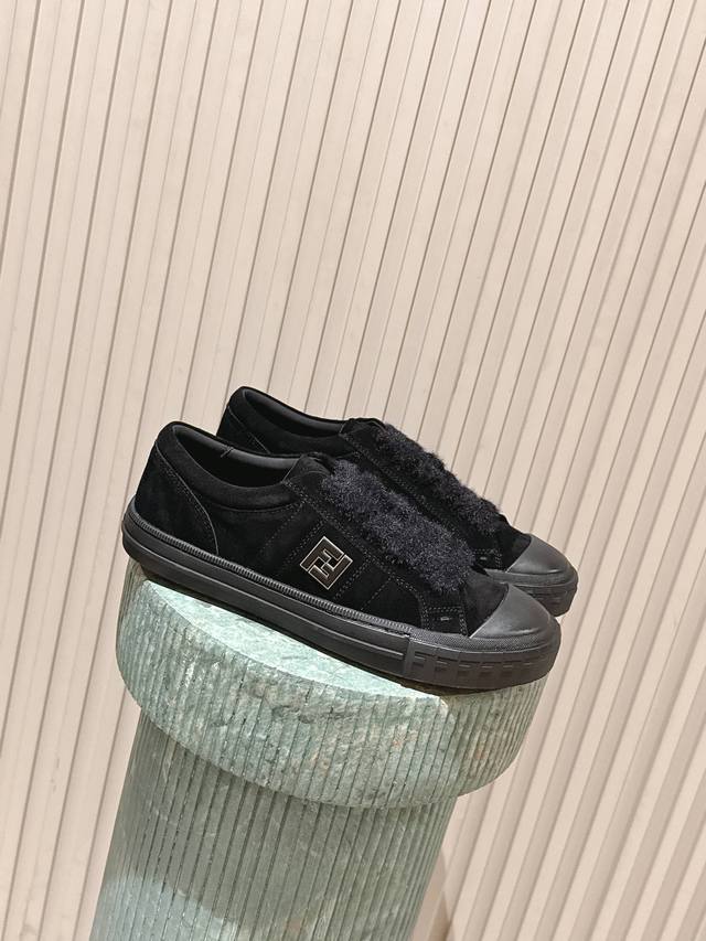 Top-tier version: Febdi's new low-top sneakers with a rubber sole. The suede lam